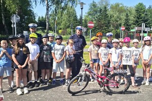 Na zdjęciu widzimy policjantów w czasie egzaminu na kartę rowerową