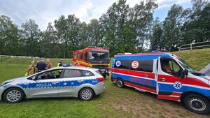 Na zdjęciu widzimy policjanta w czasie Moto Bajkowego Dnia Dziecka