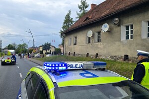 Na zdjęciu widzimy policjanta w czasie Moto Bajkowego Dnia Dziecka