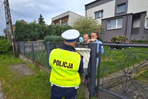 Na zdjęciu widzimy policjanta rozdającego prezenty  w czasie Moto Bajkowego Dnia Dziecka