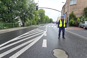 Na zdjęciu widzimy policjanta w czasie Zabezpieczenia Procesji Bożego Ciała