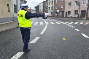 Na zdjęciu widzimy policjanta w czasie Zabezpieczenia Procesji Bożego Ciała