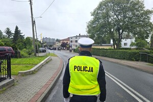 Na zdjęciu widzimy policjanta w czasie Zabezpieczenia Procesji Bożego Ciała
