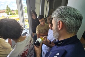Na zdjęcu widzimy policjanta oraz uczniów w czasie prelekcji przeprowadzonej na terenie bieruńskiej komendy