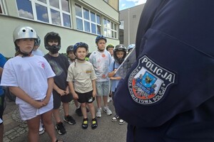 Na zdjęciu widzimy policjanta oraz uczniów w czasie egzaminu na kartę rowerową