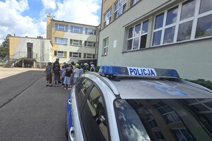 Na zdjęciu widzimy policjanta oraz uczniów w czasie egzaminu na kartę rowerową