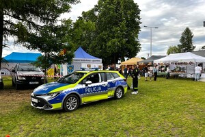 Na zdjęciu widzimy policjanta oraz uczestników festynu