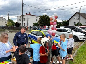 Na zdjęciu widzimy policjanta w czasie festynu