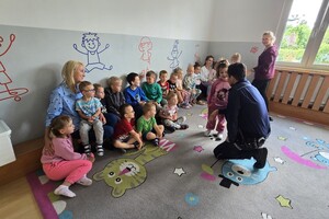 Na zdjęciu widzimy policjanta oraz dzieci w czasie profilaktyki