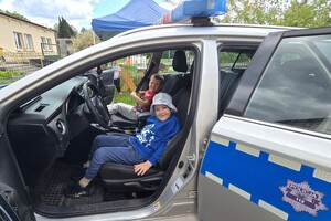 Na zdjęciu widzimy policjanta oraz dzieci w czasie profilaktyki