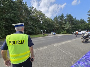 Na zdjęciu widzimy policjanta w czasie zabezpieczenia Tour de Pologne