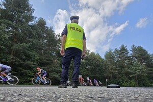 Na zdjęciu widzimy policjanta w czasie zabezpieczenia Tour de Pologne