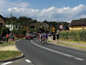 Na zdjęciu widzimy policjanta w czasie zabezpieczenia Tour de Pologne