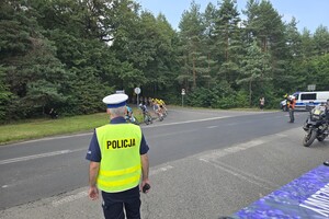 Na zdjęciu widzimy policjanta w czasie zabezpieczenia Tour de Pologne