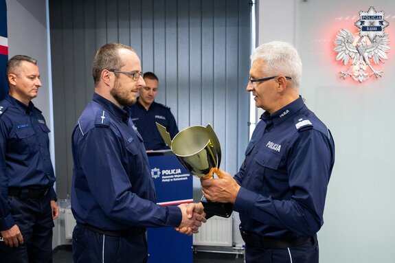 Na zdjęciu widzimy policjanta