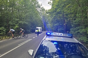 Na zdjęciu widzimy policjanta w czasie kierowania ruchem