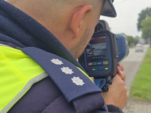 Na zdjęciu widzimy policjanta w czasie działań Prędkość