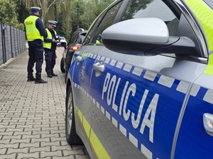 Na zdjęciu widzimy policjanta w czasie działań Prędkość