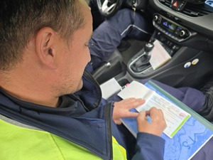 Na zdjęciu widzimy policjanta w czasie działań Prędkość
