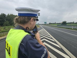 Na zdjęciu widzimy policjanta w czasie działań Prędkość