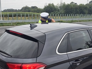 Na zdjęciu widzimy policjanta w czasie działań Prędkość