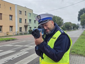 Na zdjęciu widzimy policjanta w czasie działań Prędkość