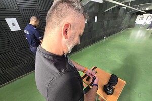 Na zdjęciu widzimy policjantów w czasie szkolenia strzeleckiego