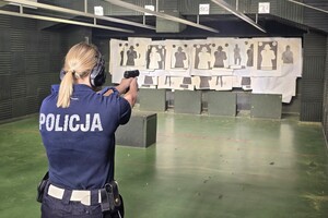 Na zdjęciu widzimy policjantów w czasie szkolenia strzeleckiego