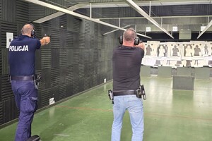 Na zdjęciu widzimy policjantów w czasie szkolenia strzeleckiego