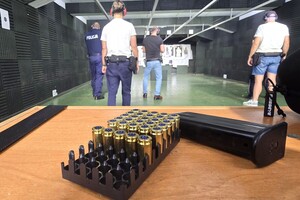 Na zdjęciu widzimy policjantów w czasie szkolenia strzeleckiego