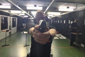 Na zdjęciu widzimy policjantów w czasie szkolenia strzeleckiego
