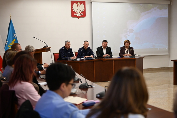 Na zdjęciu widzimy policjantów oraz resztę uczestników spotkania